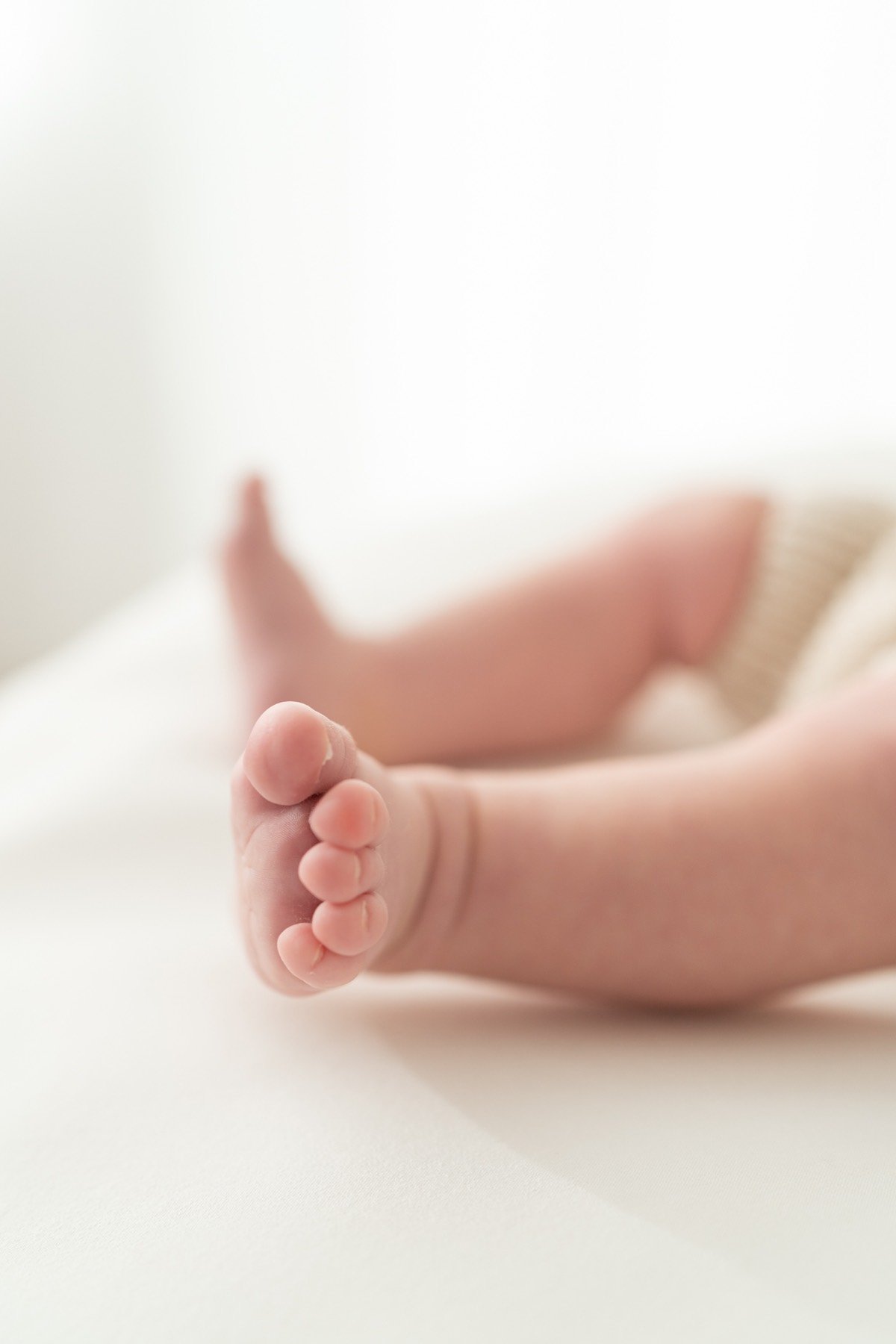 Gros plan sur les pieds d'un nouveau-né